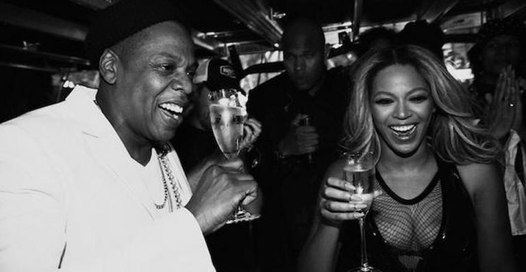 Beyoncé afasta rumores de gravidez com foto onde aparece bebendo champanhe