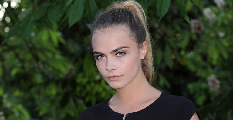Cara Delevingne e amiga fazem careta com a língua de fora