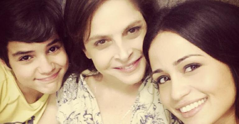 Drica Moraes e Nanda Costa posam com ator mirim em bastidores de Império