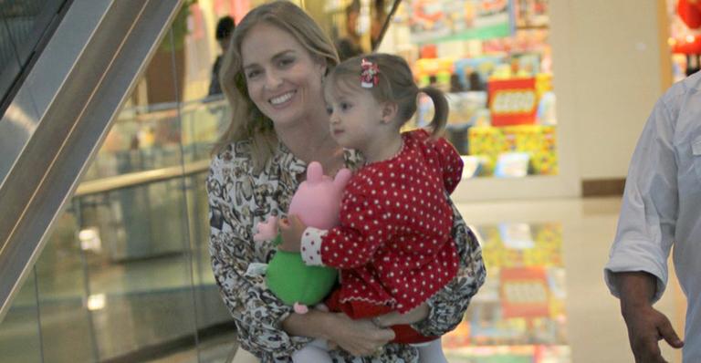 Angélica faz compras com a filha, Eva, no Rio de Janeiro