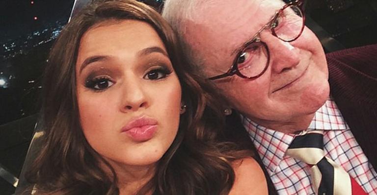 Bruna Marquezine faz selfie com Jô Soares e diz que está solteira