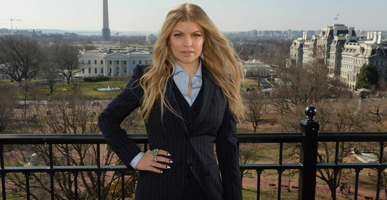 Fergie mostra o filho vestido de bombeiro para aniversário do pai, Josh Duhamel