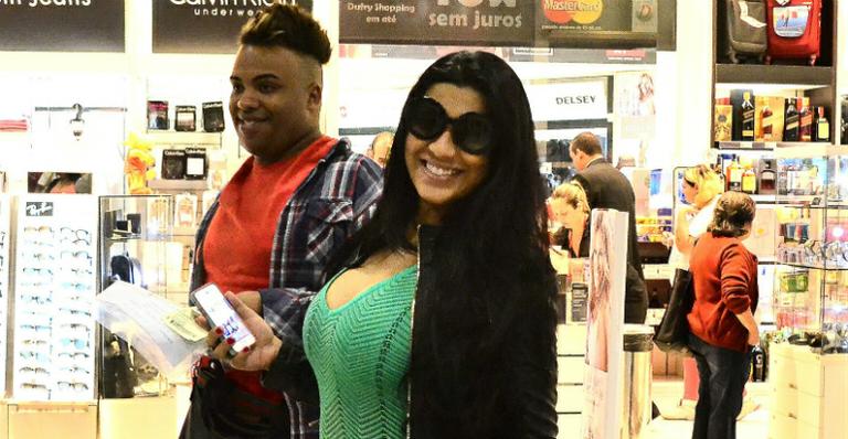 Ellen Cardoso exibe barriguinha de grávida com vestido justo