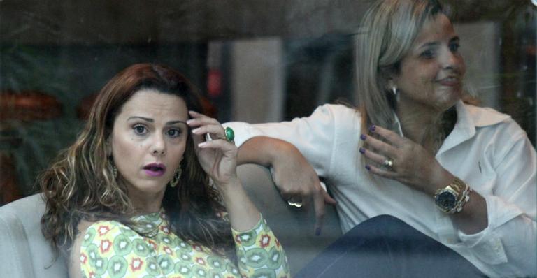 Viviane Araújo tira fotos com fãs e se assusta com paparazzi em shopping