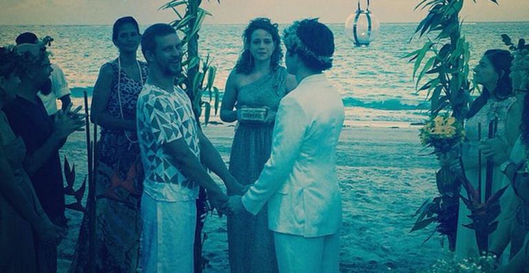Leandra Leal celebra casamento do ex-BBB Aslan Cabral com o médico Arthur Aguiar