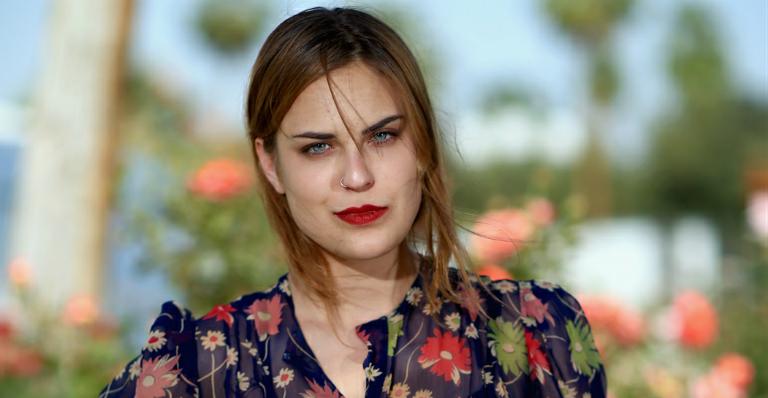Tallulah Willis, filha de Bruce Willis e Demi Moore, aparece nua em banheira com amiga