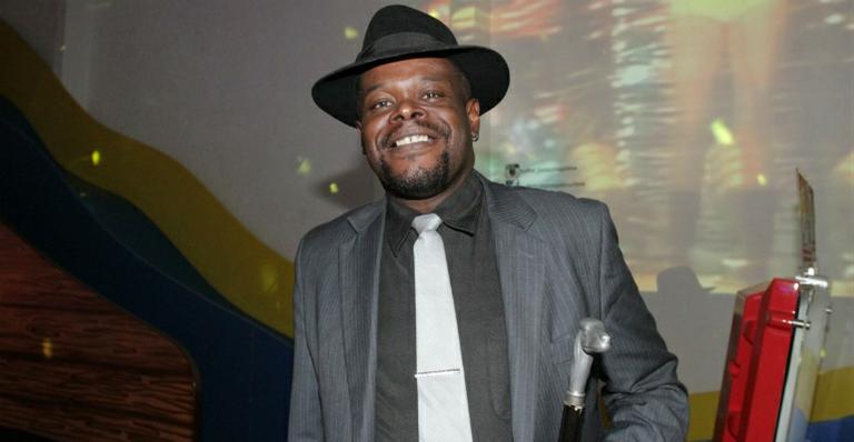 Lembra dele? Ex-The Voice Dom Paulinho reaparece em festa em São Paulo
