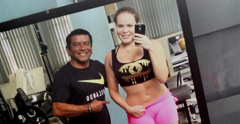 Após perder 39 kg, ex-BBB Paulinha Leite posa com a barriga à mostra