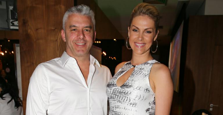 Ana Hickmann comemora 17 anos de casada