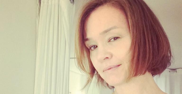 Com novo visual, Julia Lemmertz faz selfie sem maquiagem e ganha elogios