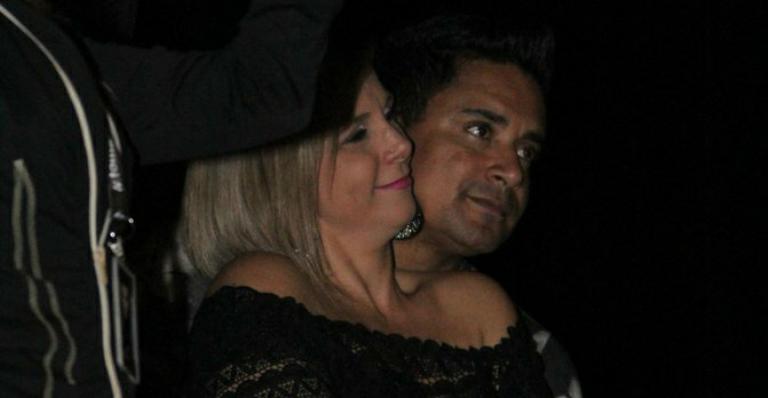Só love! Carla Perez curte show agarradinha com Xanddy