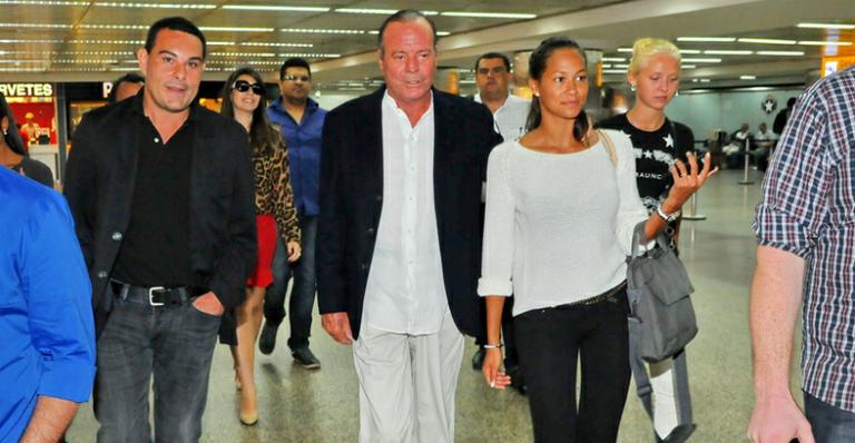 Julio Iglesias chega ao Brasil para sua turnê de despedida