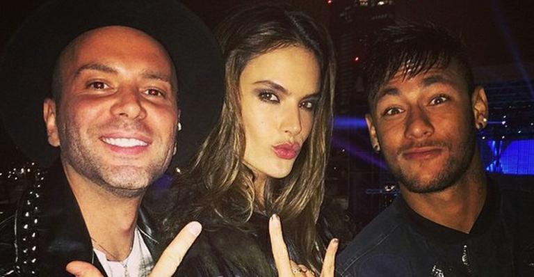 Alessandra Ambrosio mostra foto com Neymar em Milão, na Itália