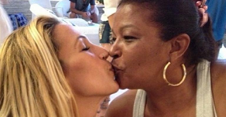 Valesca Popozuda mostra foto com a mãe e se declara: ‘minha joia única’