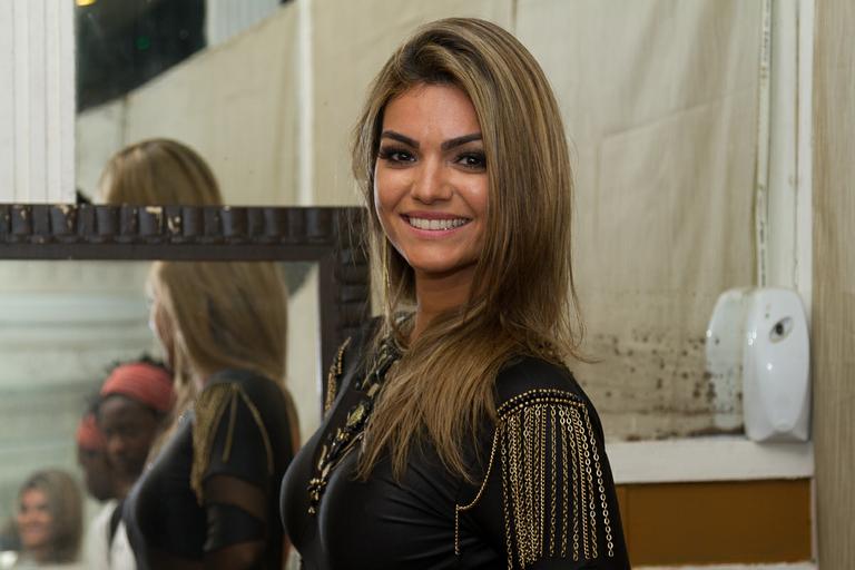 Kelly Key malha após dia cheio e impressiona por cintura fina