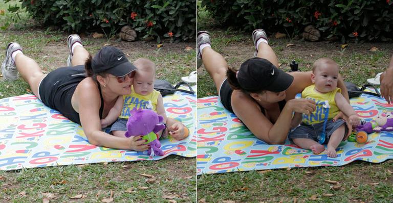 Regiane Alves leva filho João Gabriel, de 5 meses, para passear na Pracinha do Pomar