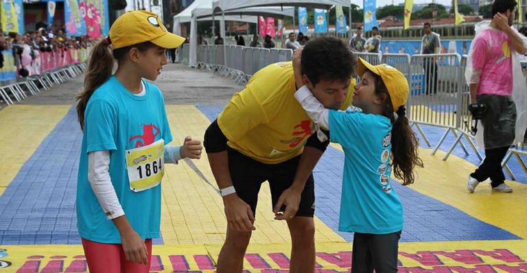 Rodrigo Faro e as filhas Clara e Maria participam de corrida em São Paulo