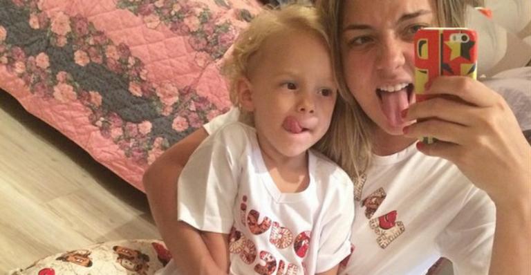 Carol Dantas e Davi Lucca combinam pijamas na hora de dormir