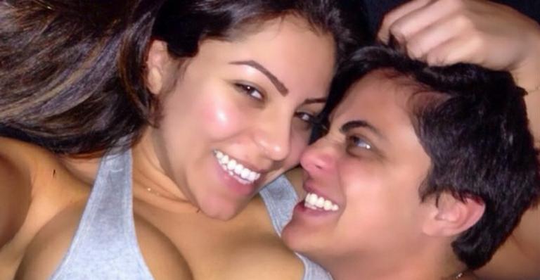 De topless, Thammy Miranda posa na cama com a namorada e faz romântica declaração