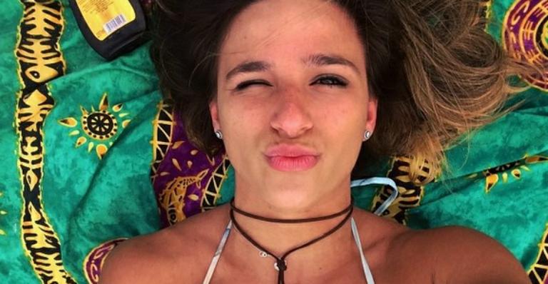Jade Barbosa faz selfie com look decotado e mostra quarto bagunçado