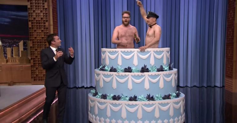 James Franco e Seth Rogen fazem striptease em programa de TV