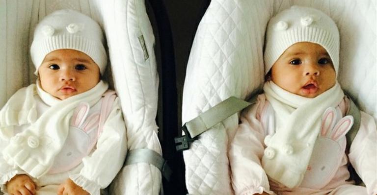 Dentinho mostra foto das filhas gêmeas com roupa de coelhinho