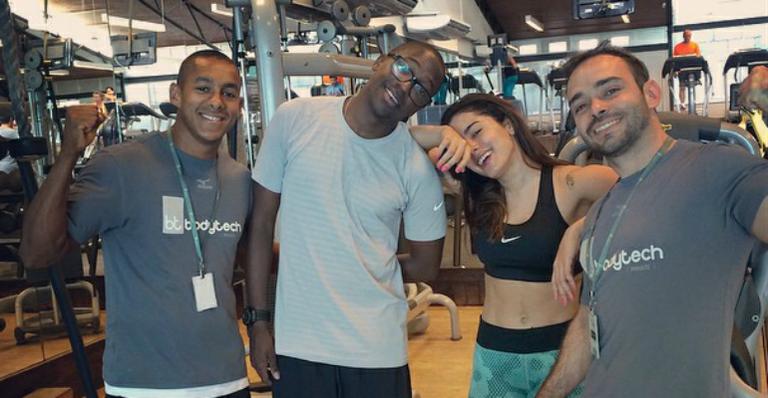 Totalmente sem make e de barriga à mostra, Anitta capricha na malhação