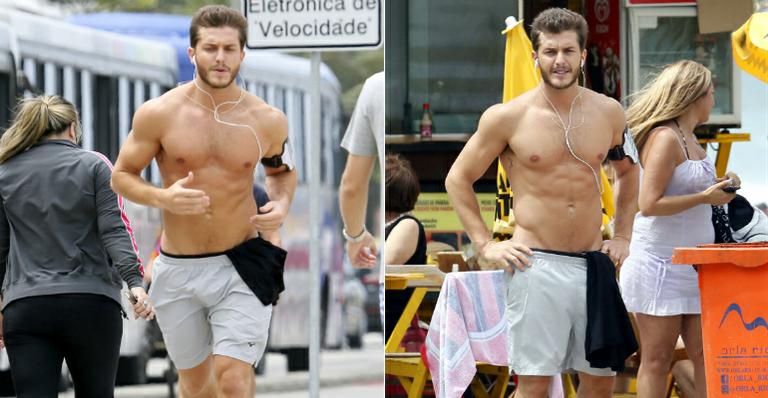 Klebber Toledo grava novela sem camisa na praia e faz sucesso com fãs