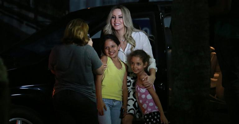 Em gravação, Claudia Leitte mostra a simpatia com os fãs