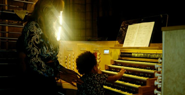 Beyoncé mostra passeio com a família em catedral de Paris