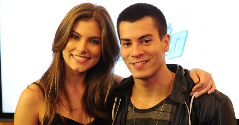 Arthur Aguiar diz estar solteiro e nega romance com Bruna Hamú