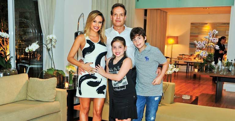 Apresentadora Luisa Mell festeja primeira gravidez ao lado do marido
