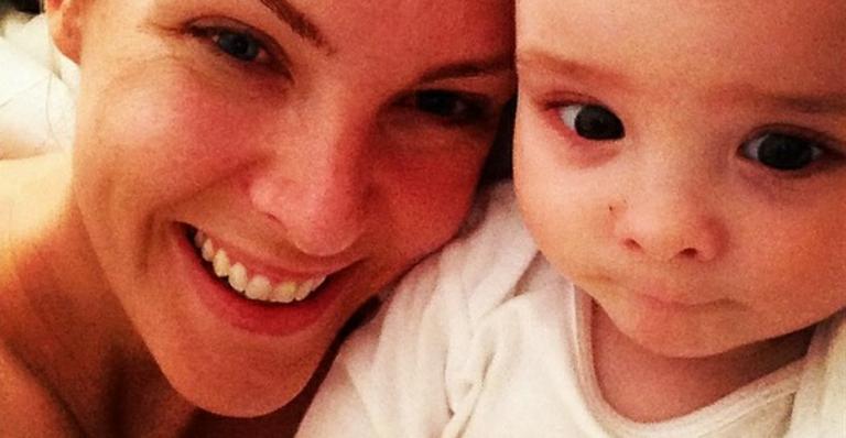 Ana Hickmann e o filho posam juntinhos na cama