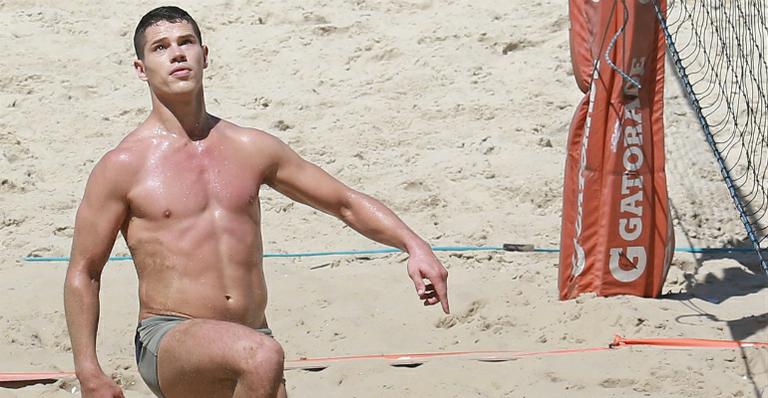 José Loreto exibe corpão durante treino em praia do Rio de Janeiro
