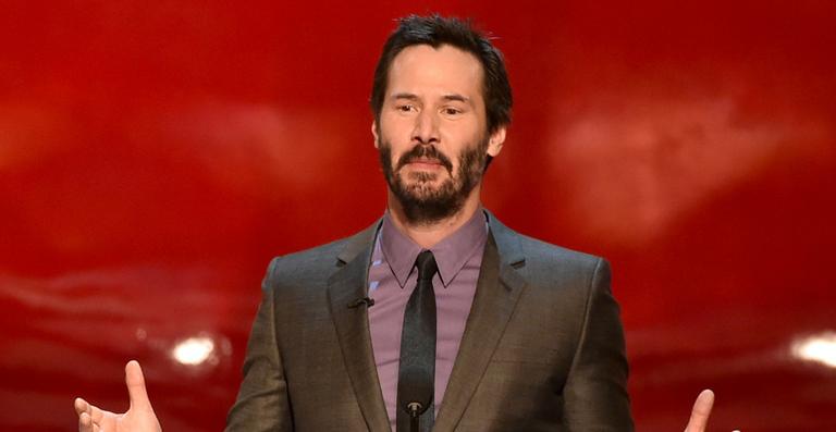 Mulher nua invade mansão de Keanu Reeves para tomar banho e mergulhar na piscina