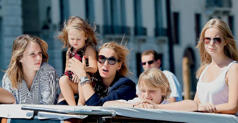 Uma Thurman faz tour com os herdeiros em Veneza