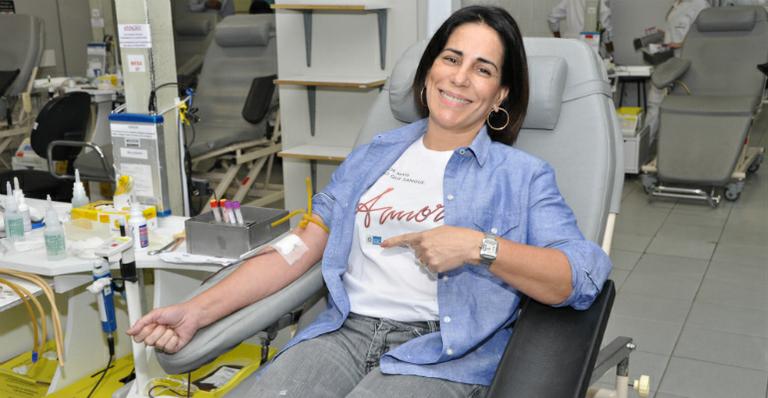 Gloria Pires visita pacientes do Hemorio e incentiva doação de sangue