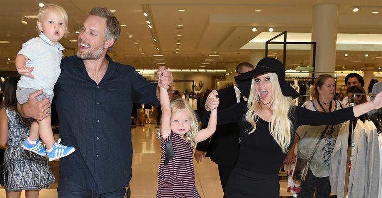 Filho de Jessica Simpson “voa” na piscina com ajuda do pai