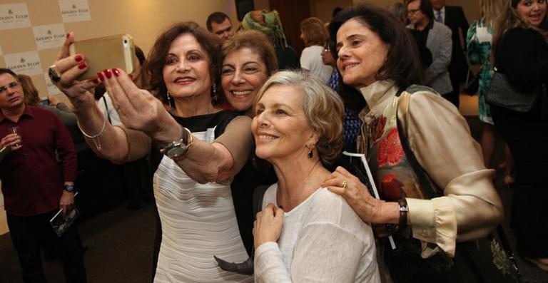 Atrizes fazem selfie em noite de autógrafos no Rio