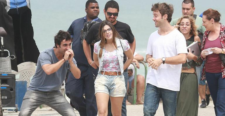 Giovanna Lancellotti, Kayky Brito e outros atores gravam cenas de ‘Alto Astral’ na praia
