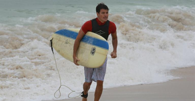 Rodrigo Faro surfa na praia da Macumba no Rio de Janeiro