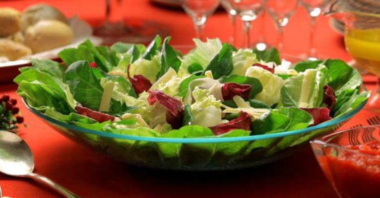 Salada pode engordar! Descubra quais são os inimigos da dieta que estão presentes neste prato saudável