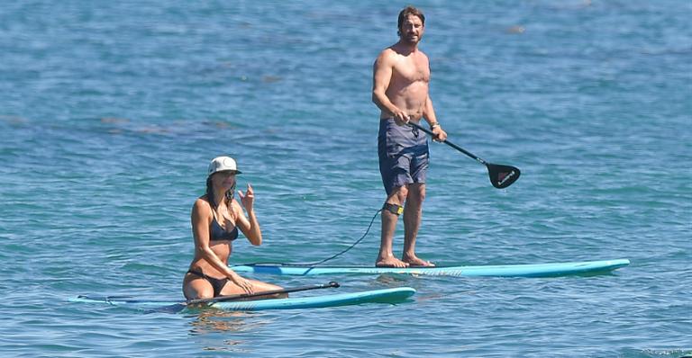 Gerard Butler pratica stand up paddle ao lado da namorada