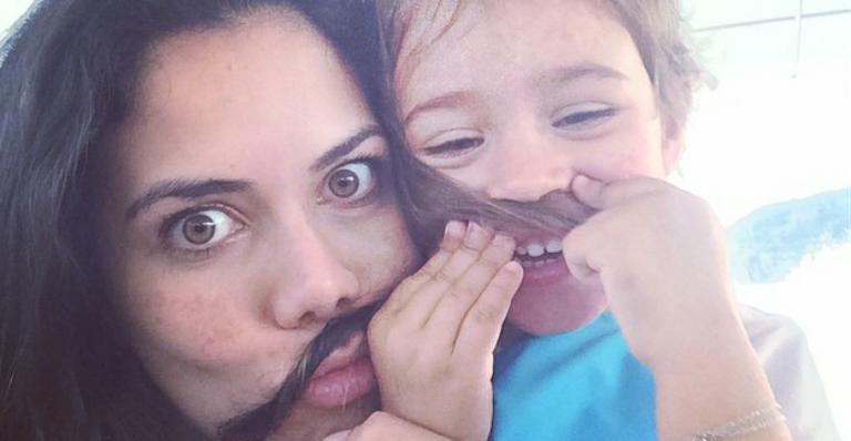 Sem make, Dani Albuquerque se diverte com a filha em iate na Itália