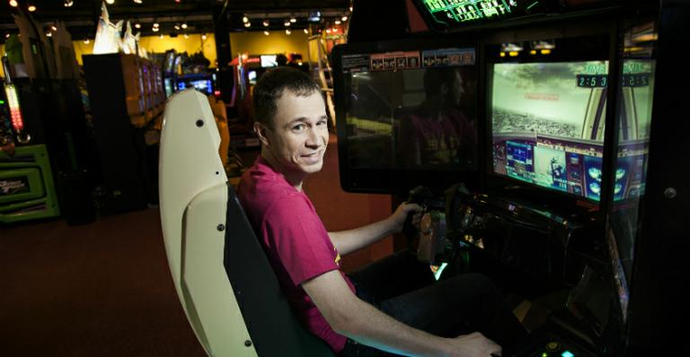 Tiago Leifert posa em loja de jogos eletrônicos e diz ser competitivo