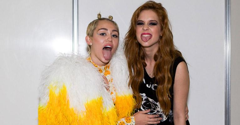 Abraçadas, Sophia Abrahão e Miley Cyrus mostram a língua em foto