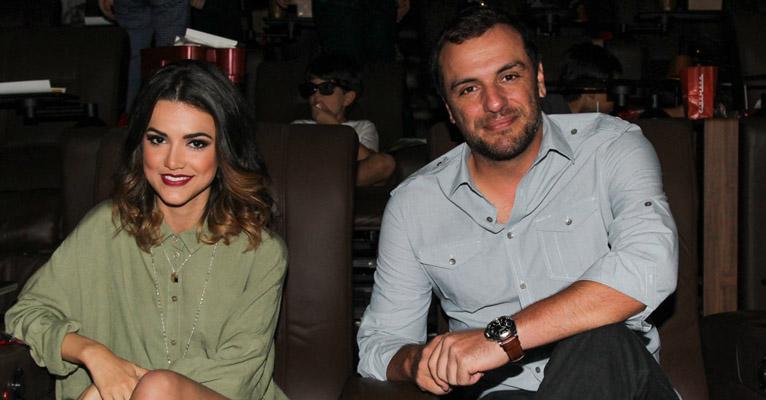 Manu Gavassi e Rodrigo Lombardi assistem desenho que são dubladores