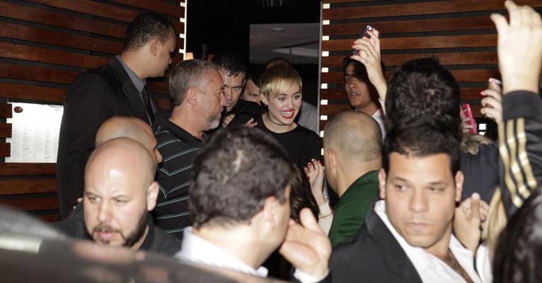 Miley Cyrus janta em restaurante no Rio de Janeiro e causa tumulto na porta