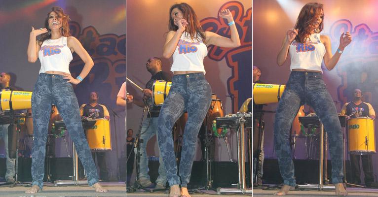 Solteira, Carol Nakamura samba e rebola em show de Preta Gil e Molejo