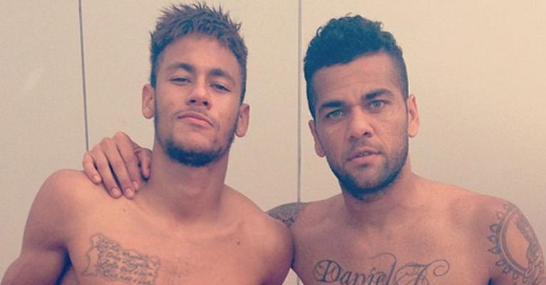 Neymar finge estar bravo ao ouvir Daniel Alves tocando piano